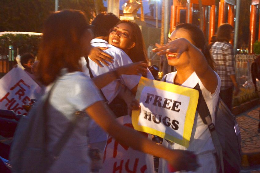 FREE HUGS IN ROXAS NIGHT MARKET