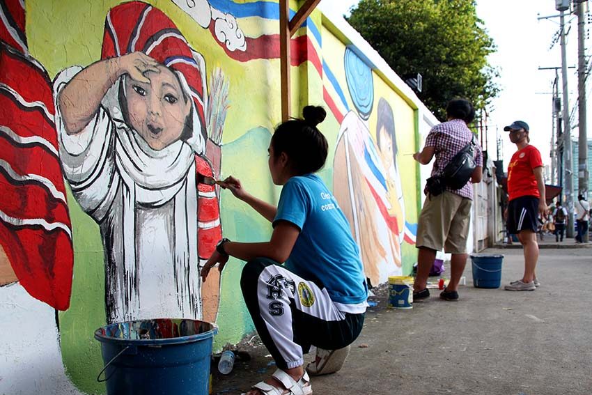 Davao artists paint children in violence-free murals