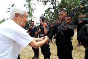 Read more about the article PEACE ADVISER MEETS GUERRILLA FIGHTERS