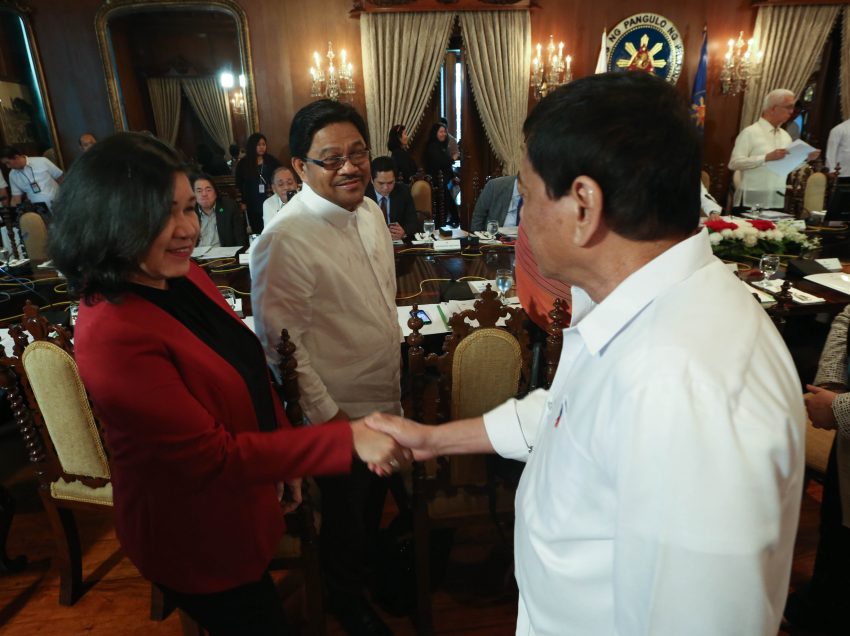 Leftists in Cabinet urge Duterte to continue peace talks