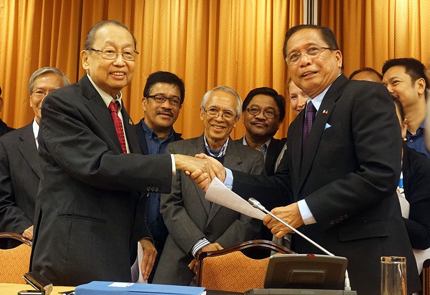 Gov’t, Reds ink pact on an interim joint ceasefire