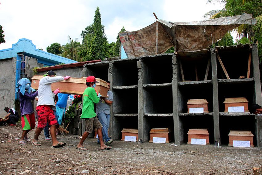 IN PHOTOS| Burying the unclaimed victims of Marawi siege