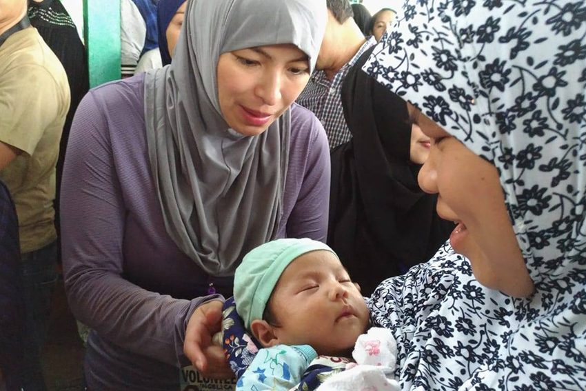 Doing her part: Actress Angel Locsin visits Marawi evacuees