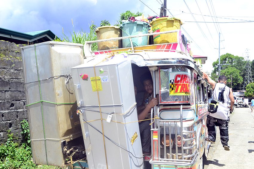 Marawi residents brave the streets to get belongings