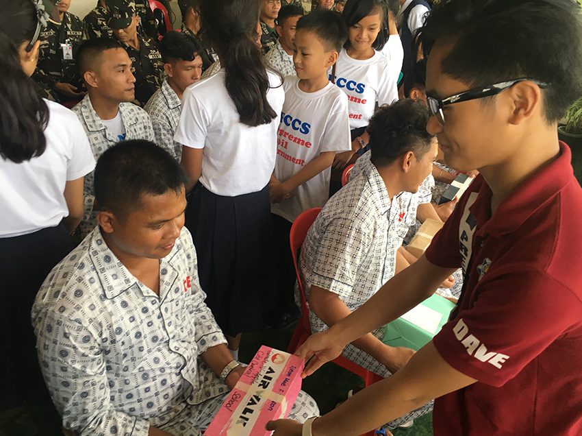 Soldiers fighting in Marawi get gifts from Oro students