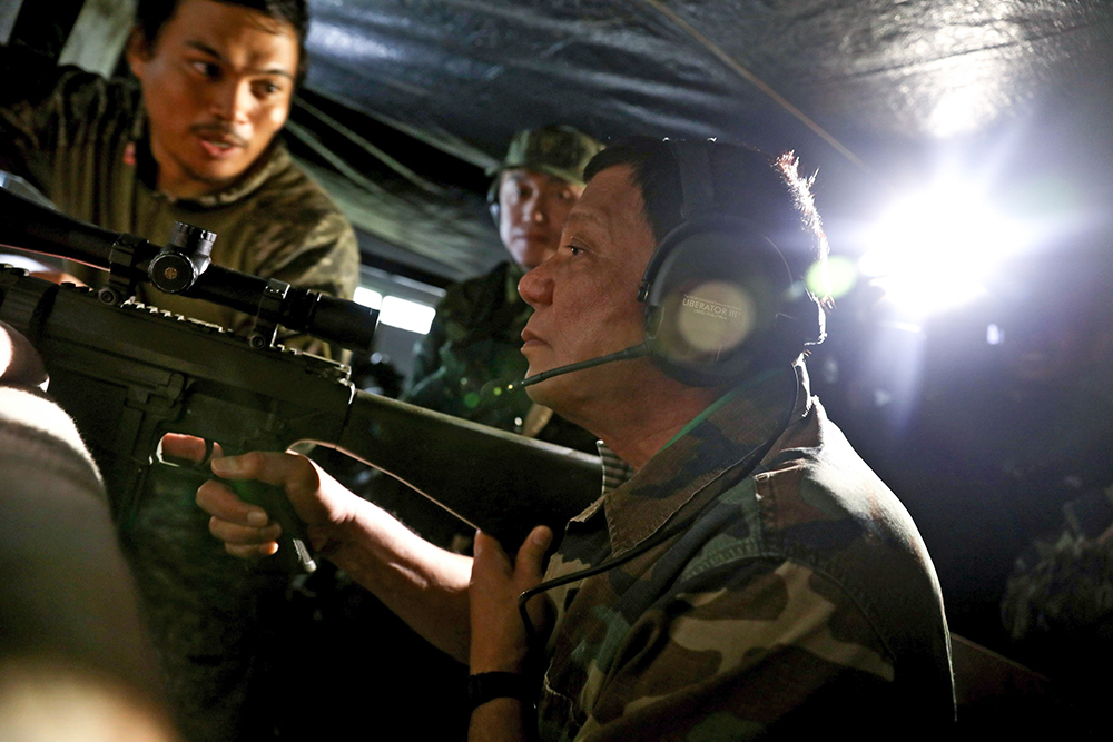 You are currently viewing No talking peace in Marawi: Duterte fires sniper rifle twice towards ISIS militants