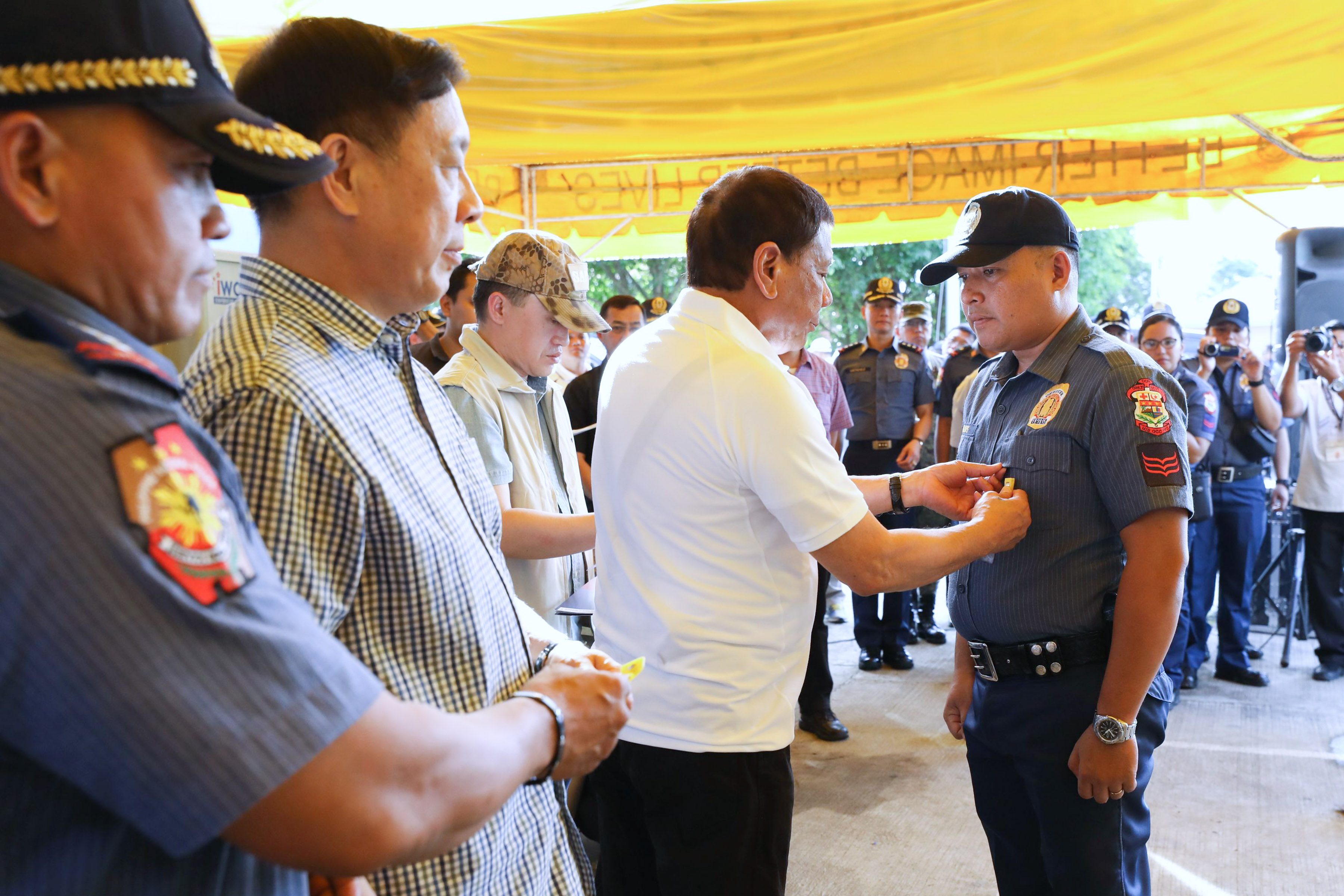 You are currently viewing LOOK: President Duterte visits members of the Ozamiz City police