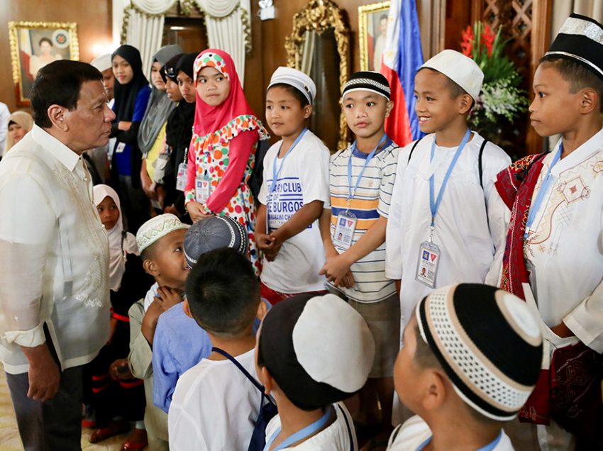 Duterte tells displaced Marawi children: We will rebuild your city
