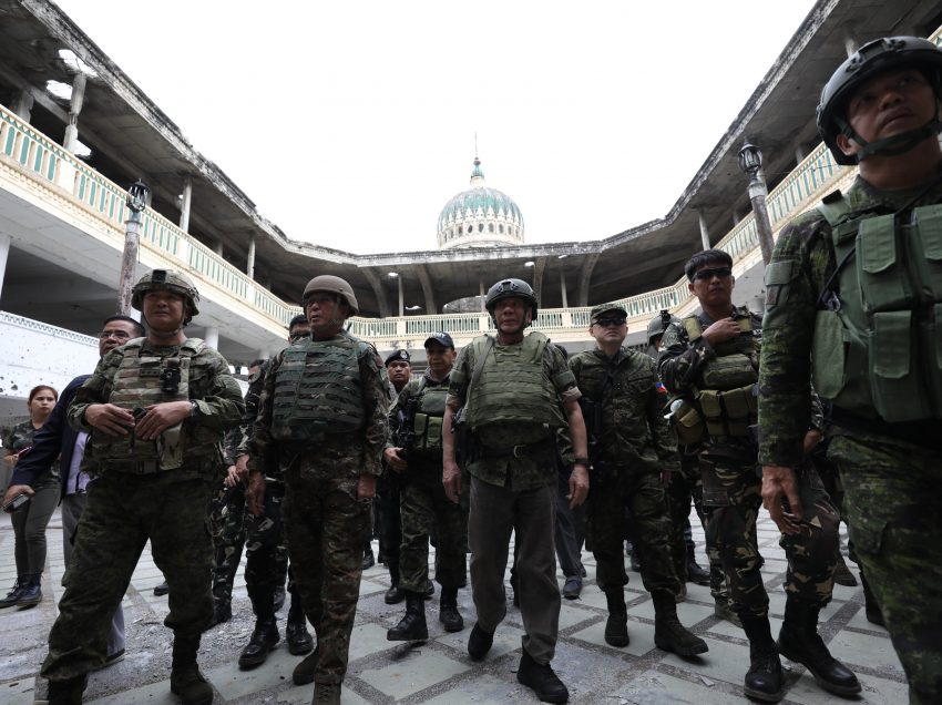 Troops claim enemy’s hold in Marawi ‘decreasing’