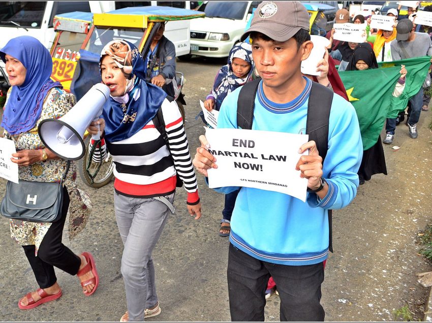 Marawi evacuees protest vs military camp, ‘continuing’ rights violations