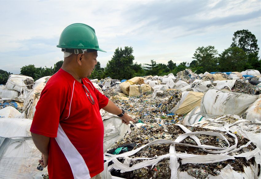 Environment watchdogs hail the return of large volume of trash to South Korea
