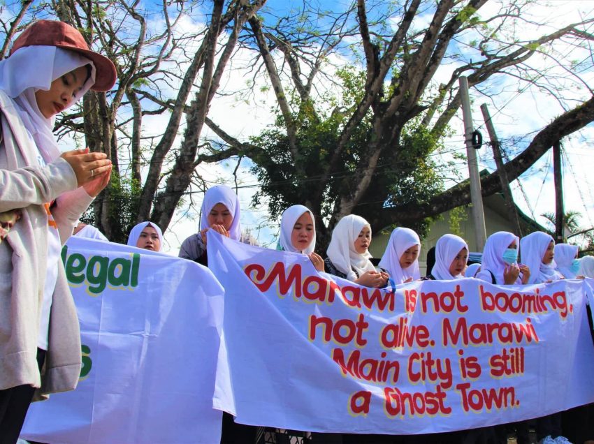 Angry Marawi women,youth barge through public hearing