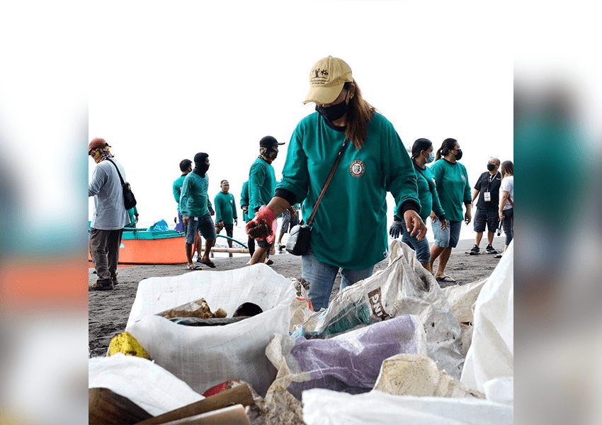 Davao’s volunteer coast guards recycle single-use plastic wastes into hollow blocks