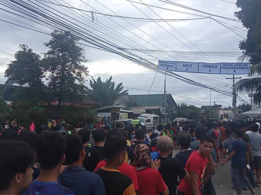 The long Christmas line to the Duterte house