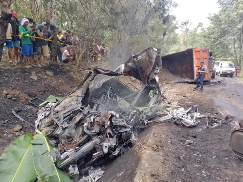 17 passengers and driver burned to death in mishap in Antipas